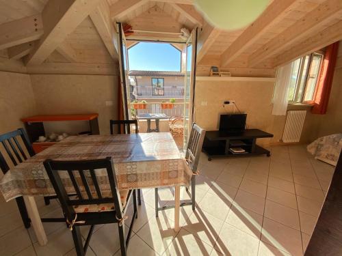 a kitchen with a table and chairs in a room at Appartamenti Jamaica in Sirmione