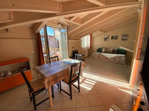 Un comedor con una mesa y un dormitorio. en Appartamenti Jamaica, en Sirmione