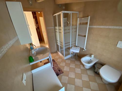 a small bathroom with a toilet and a sink at Appartamenti Jamaica in Sirmione