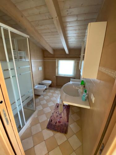 a small bathroom with a sink and a toilet at Appartamenti Jamaica in Sirmione