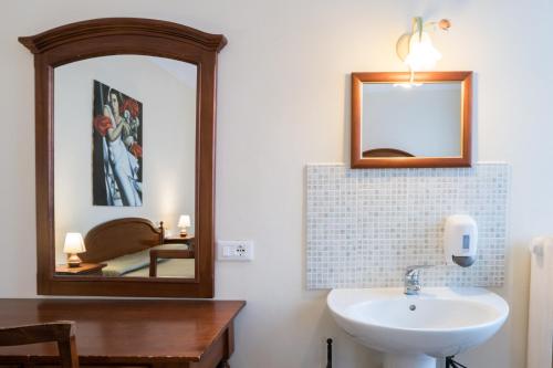 a bathroom with a sink and a mirror at Corte Canal Venice in Venice