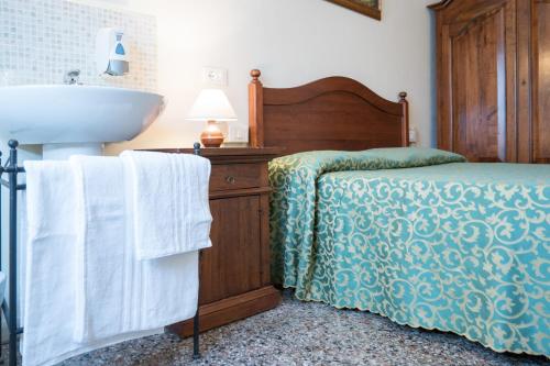 a bathroom with a sink and a bed and a sink at Corte Canal Venice in Venice
