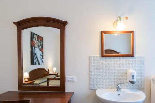 een badkamer met een wastafel en een spiegel bij Corte Canal Venice in Venetië