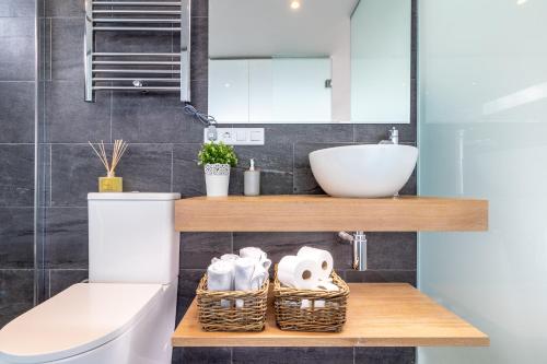 bagno con lavandino e servizi igienici di Flatguest Ansite + Deluxe + Panoramic Views + Fast WiFi a Las Palmas de Gran Canaria