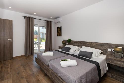 sypialnia z 2 łóżkami i ręcznikami w obiekcie Rosemary Rhodes Villa w mieście Malona Village