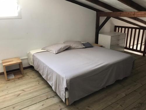 ein Schlafzimmer mit einem großen Bett in einem Zimmer in der Unterkunft DILL49 in Fort-de-France