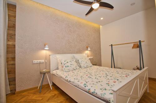 1 dormitorio con 1 cama y ventilador de techo en Pärnu Apartment en Pärnu