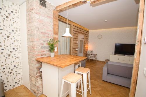Una televisión o centro de entretenimiento en Pärnu Apartment