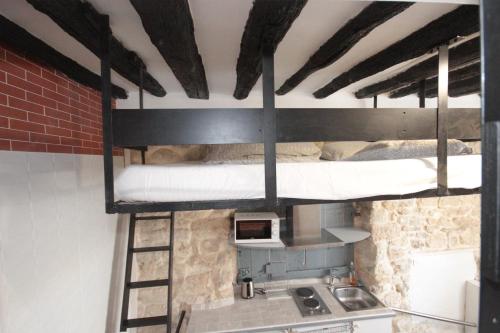 Ce dortoir comprend 2 lits superposés et une cuisine. dans l'établissement YMMO 75012, à Paris