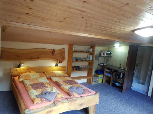 1 dormitorio con 1 cama grande de madera en una habitación en Apartments V Zatáčce, en Albrechtice v Jizerských horách