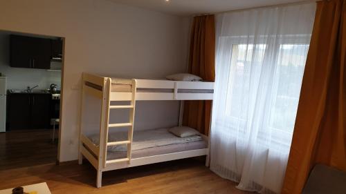 מיטה או מיטות קומותיים בחדר ב-Tanie Spanie