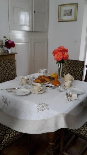 une table avec un chiffon de table blanc dans l'établissement L'Ecrin, à Villeneuve-sur-Lot