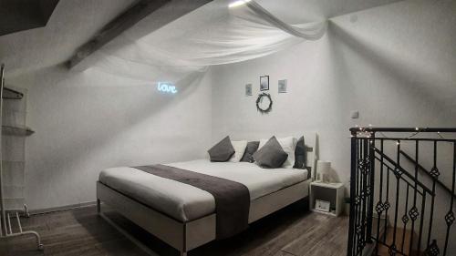 ノヴィサドにあるHome away from homeのベッドルーム1室(ベッド1台、壁掛け時計付)