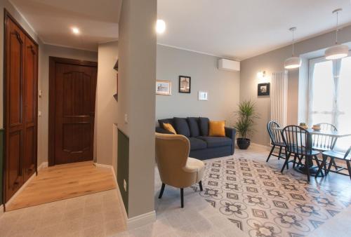 a living room with a couch and a table at la Dimora del Borgo in Fiumicino