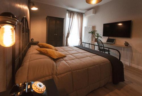 a bedroom with a large bed in a room at la Dimora del Borgo in Fiumicino