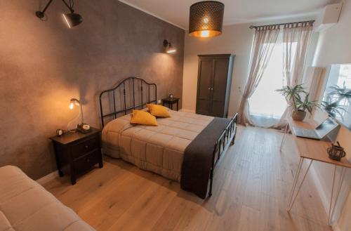 a bedroom with a bed with yellow pillows on it at la Dimora del Borgo in Fiumicino
