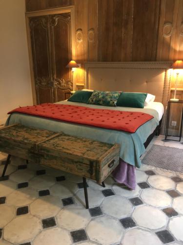 ein Schlafzimmer mit einem großen Bett und einem Tisch in der Unterkunft Tourisme et Affaires Quimper + parking privé, wifi, jardin in Quimper