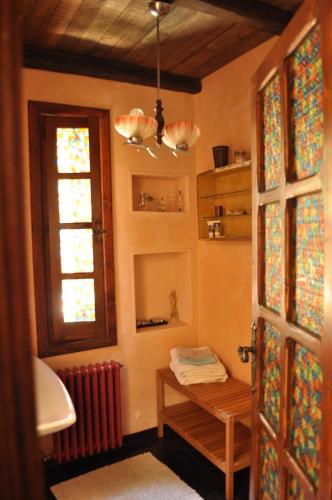 baño con mesa, ventana y ventana en Villa Parco Alta Murgia, en Cassano delle Murge
