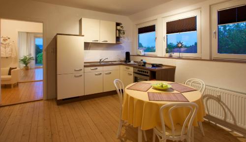 una cocina con una mesa con un mantel amarillo. en FeWo Blickweite, en Hessisch Oldendorf