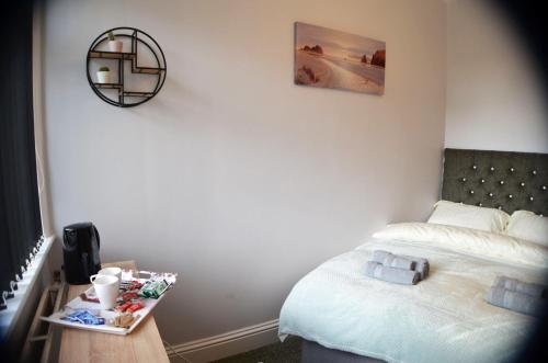 Katil atau katil-katil dalam bilik di Gorton Mount Hotel Manchester