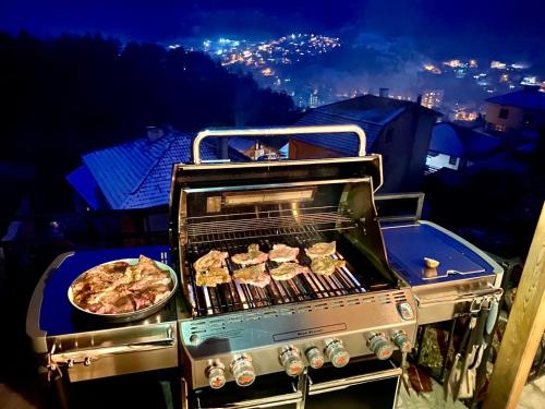 Kemudahan BBQ tersedia untuk tetamu di rumah percutian