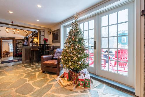 a christmas tree in the middle of a living room at The Barnstead Inn in Manchester Center