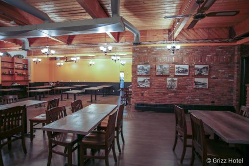 Un restaurante u otro lugar para comer en Grizz Hotel