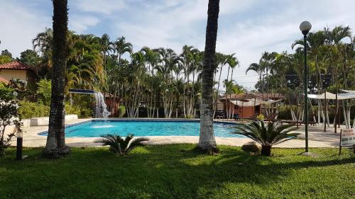 マレシアスにあるFlat 47 SUN HOUSE Maresiasのヤシの木と噴水のあるスイミングプール