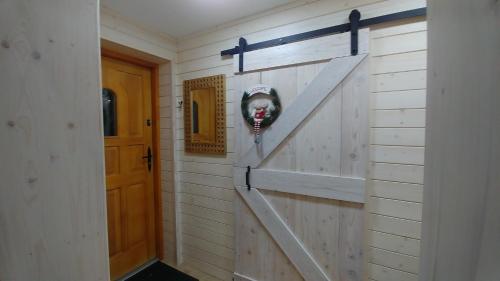 a horse sticking its head out of a barn door at Sielanówek - Orzechowa Chatka z sauną wanną termalną jacuzzi in Żywiec