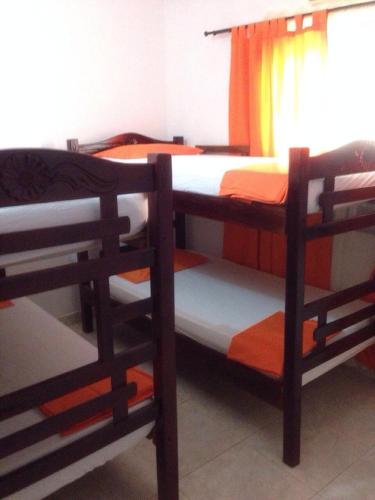 Ce dortoir comprend 2 lits superposés et une fenêtre. dans l'établissement Cabaña Coveñas, à Coveñas