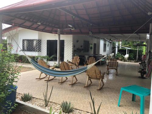 una hamaca en un patio con sillas y mesa en Cabaña Coveñas, en Coveñas