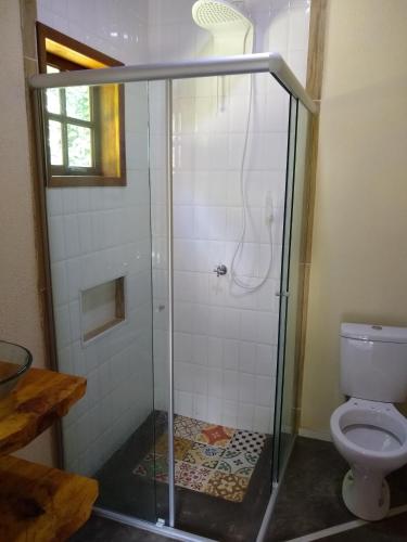 a bathroom with a shower with a toilet at Chalés Roma in Santo Antônio do Pinhal