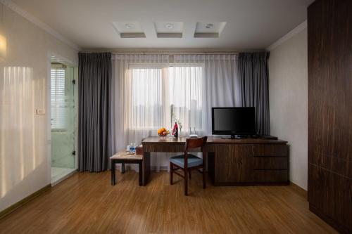Una televisión o centro de entretenimiento en Danly Hotel