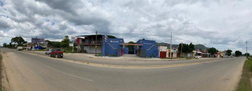 une rue vide avec un bâtiment sur le côté de la route dans l'établissement Motel Flamingos, à Oaxaca