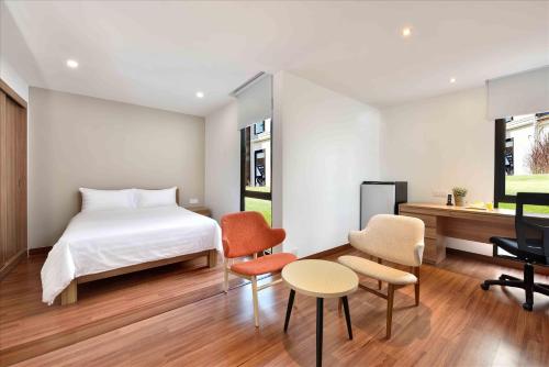 邊佳蘭的住宿－濱佳蘭湖景露台度假酒店，卧室配有一张床、一张桌子和椅子