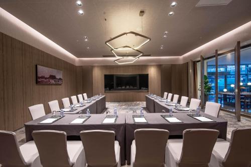 a conference room with a long table and chairs at Aerotel Beijing Daxing International Airport in Beijing