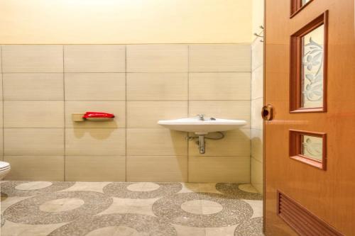 Kúpeľňa v ubytovaní RedDoorz Syariah near Kebon Rojo Park Blitar