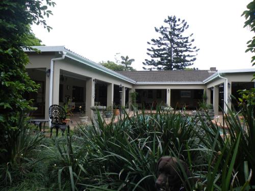 Сад в Brackens Guest House