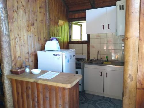 A cozinha ou cozinha compacta de Cabañas vacacionales Lefincul