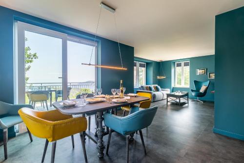 comedor con mesa y sillas amarillas en Gîtes Openroc - Vue imprenable sur Colmar, en Trois-Épis