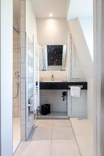 une salle de bain avec un lavabo et un miroir dans l'établissement Gîtes Openroc - Vue imprenable sur Colmar, à Trois-Épis