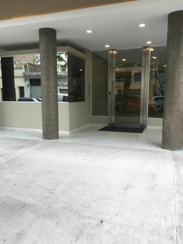 an empty building with two columns and a glass door at Puravida DOHO cerca de todo in Buenos Aires