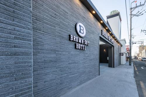 Un certificado, premio, letrero u otro documento en Browndot Hotel Sasang Renecite