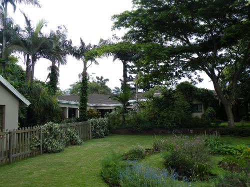Сад в Brackens Guest House