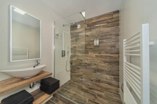 une salle de bain avec un lavabo et un miroir dans l'établissement LOVELY APARTMENT CLOSE TO A BIG SHOPPING MALL, à Serris