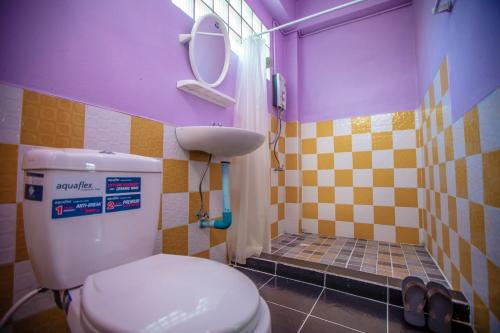 ein Bad mit einem WC und einem Waschbecken in der Unterkunft Hip Home at Hod in 
