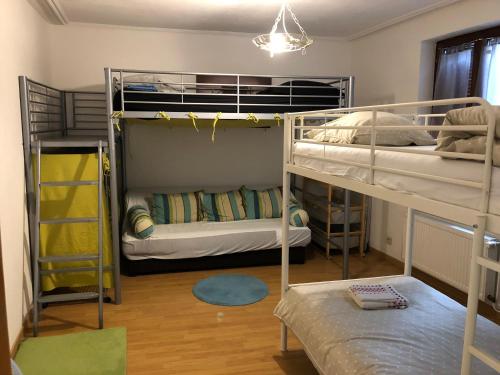 pokój z 3 łóżkami piętrowymi w pokoju w obiekcie Gîte de l'est 2 w mieście Colmar