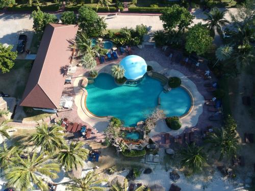 Utsikt över poolen vid Klong Prao Resort - SHA Extra Plus eller i närheten