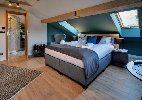a bedroom with a large bed with blue walls at Walizka Wspomnień in Karpacz