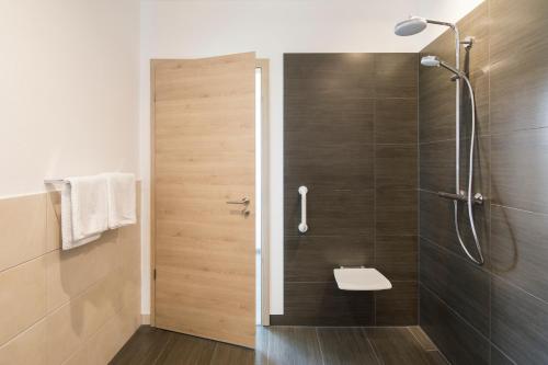 een badkamer met een douche en een toilet. bij Lieblingsplatz - Willingen inklusive MeineCardPlus in Willingen